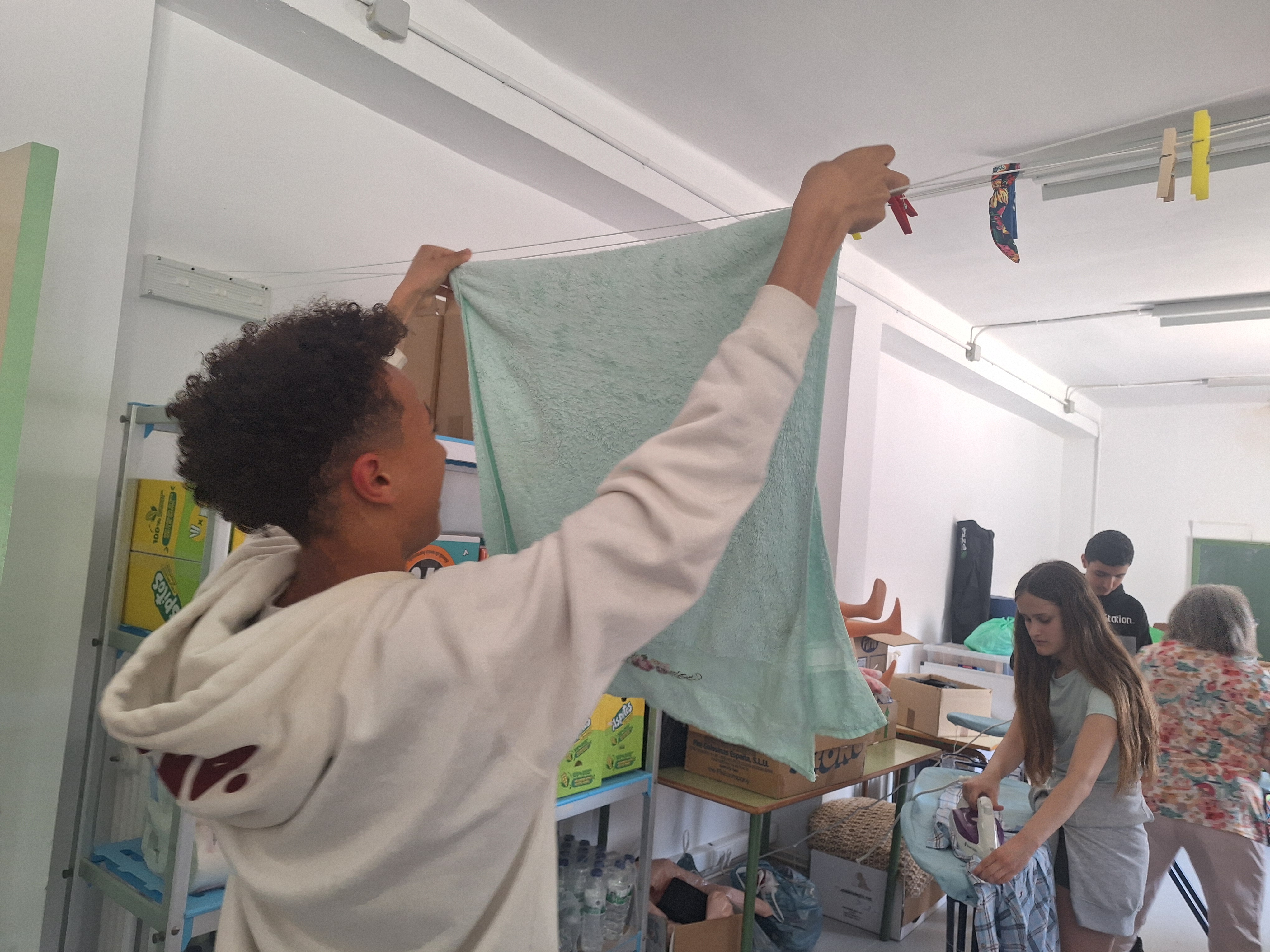 Nuestro alumnado de 1º lavando y planchando con la colaboración de la abuela de uno de ellos. Gracias por vuestra colaboración.